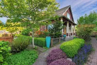 Sunny Backyard Fireplace Coastal Access in Peaceful Neighborhood Near Shopping Hotels in Langley