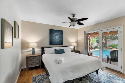 Large 4 Bedroom Home - Pool - Mini Golf - FirePit