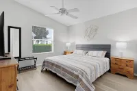 Updated 2 bedroom house The Villages, Walk to pool, 2 miles to SQ, Pet friendly
