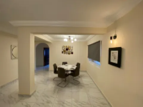 3 Bed Apartment Sleeps 6 - Parking Patio Wifi