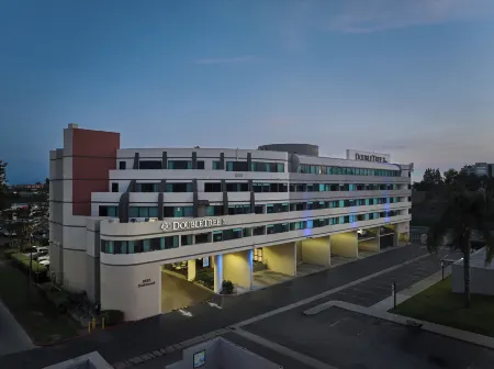 Doubletree by Hilton Fullerton Отели рядом с достопримечательностью «Калифорния Стейт Юниверсити Фуллертон»