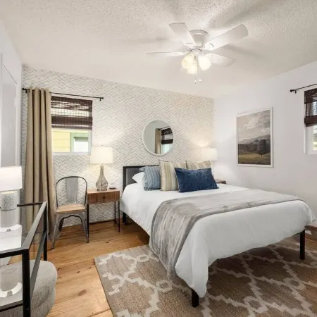 Charming Cottage in Old Town Tomball -walk to shopping and restaurants Отели в г. Томбал