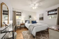 Charming Cottage in Old Town Tomball -walk to shopping and restaurants