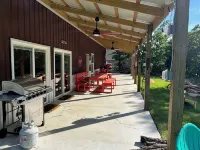 Large porch offers beautiful views of the lake. Enjoy unique interior design! Hôtels à : Comte de Creek