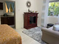 Adorable 1BR Cottage Walk to the Beach Priory Hotels in Priory