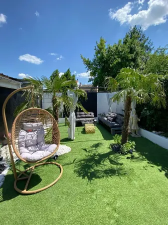 Superb accommodation 180m2 jacuzzi / giant screen 110m2 of garden near the airport