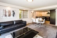 3 LEVEL LAKESIDE LUXURY, SPA BATH, INTERNAL GARAGE