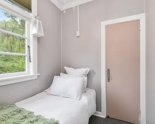 EcoFarmstayNZ Retro-style cottage Hotels in Porirua