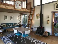 The Library Bach - A special place people love! Hotels in Collingwood