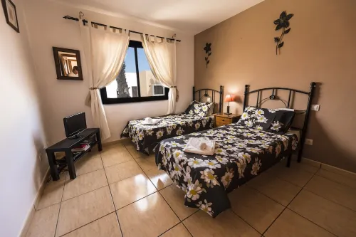 60sq.m Roof Solarium, 50sq.m Rear Terrace: BBQ, Fibre WiFi, TV (BBC, SKY sports)