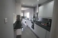 Westwick Gardens Retreat - 4 Bedroom House Hotels near Heathrow Terminal 5 station
