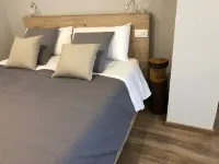 PETITE MAISON: 50 steps from the cable car !!!  호텔