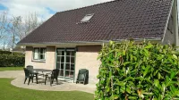 Detached vacation home with enclosed garden close to the Wadden coast โรงแรมใน