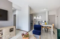Lovely modern 2 bedroom apartment with pool.