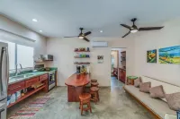 Poolside garden apartment w king, Playa Guiones