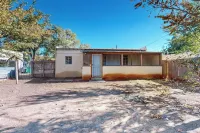 Charming house in amazing Albuquerque with WiFi, AC