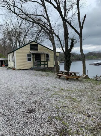 Two Bedroom Waterfront Cabin on Herrington Lake