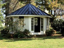 Charming Farmhouse Cottage with Mountain Views