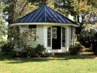 Charming Farmhouse Cottage with Mountain Views