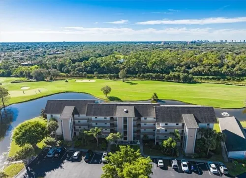 Newly Renovated Unit with Golf & Lake View - Minutes to Beach - 3 stjerner