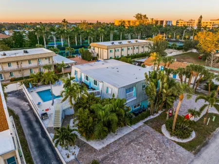 Bright & Modern ~ Heated Pool ~ Gated Beach ~ Pkg! Отели рядом с достопримечательностью «Лоренс Чип Бич»