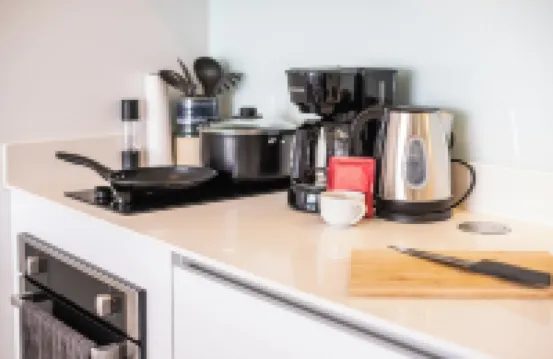 Queen Bed Yogui Studio apartment + Rooftop Hot Tub