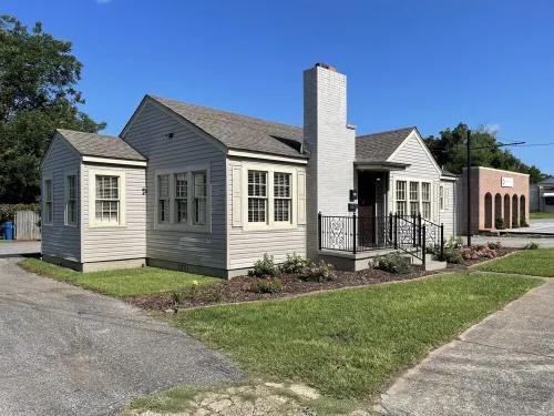 3 bd house NEARLY on UA campus. Lg private prkg area.