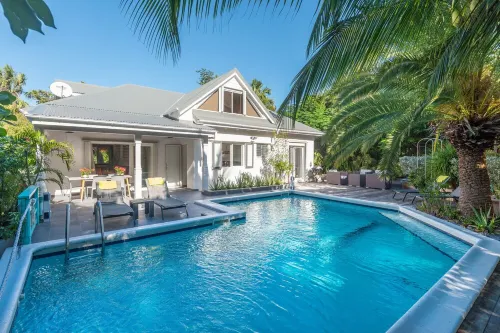 Beach 2 minutes' walk, private deck, tranquility