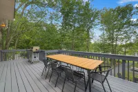 Lakefront - Sleeps 14 - 5 bedrooms - 3 bathrooms - 2 Gamerooms - Hot tub