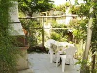Charming studio, with private garden Hotels in Coaraze