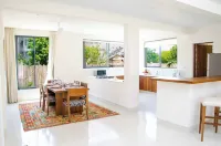ZANA DIANI VILLAS. LUXURIOUS 2 BEDROOM VILLA 10 MIN FROM THE BEACH Отели в г. Мсамбуэни