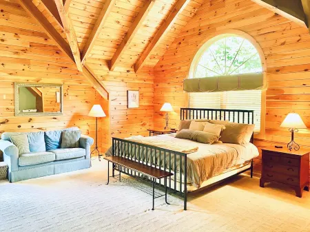 Creekside Cabin - Private 20 Acres with Pond & Creek