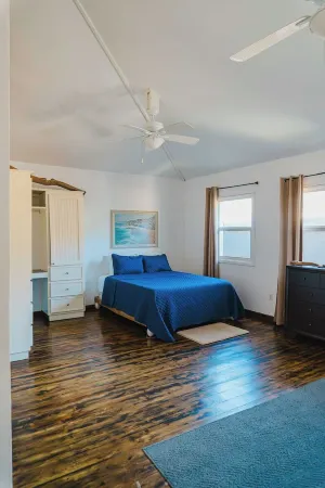 Spacious 5-bedroom beachfront home with AC centrally located in Roatan.