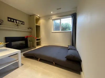 10min to Ferry.30 mins to airport. Family sized separate entrance.Pets-friendly.