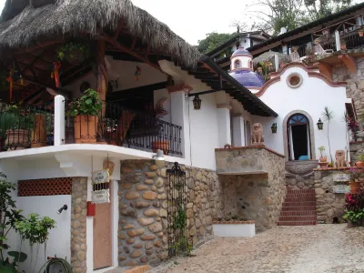 Beautiful Spanish Style Villa with Ocean View,100 steps from the Beach Hotels in 