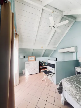 Sealofts #18: Cozy 2-bed loft-style condo on the water with WiFi, pool and AC