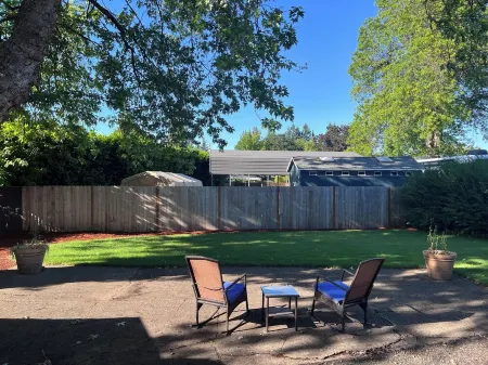 Cozy 3 bedroom home walkable to Oakway & Autzen Stadium Отели рядом с достопримечательностью «KLCC»