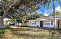 Modern/8min by car to beach/queen bed/Free parking