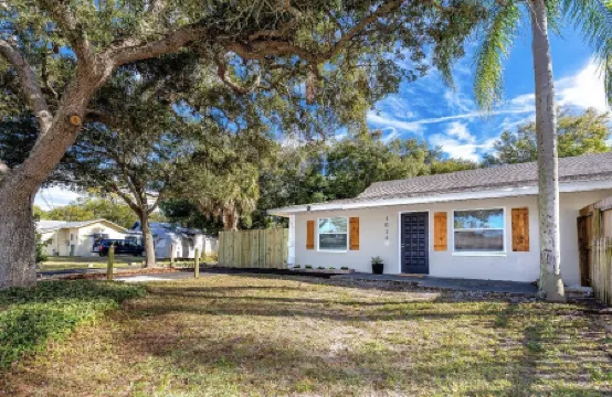 Modern/8min by car to beach/queen bed/Free parking