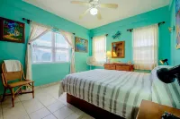 C2 Beachfront with large veranda & fabulous views! Pool, bikes, kayaks! Hotels near Secret Beach