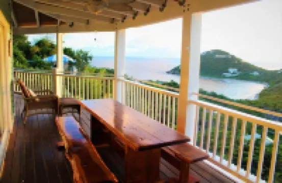 4 large bedrooms/4 full bathrooms. Pool/Beautiful Ocean views/hot tub. Cruz Bay!