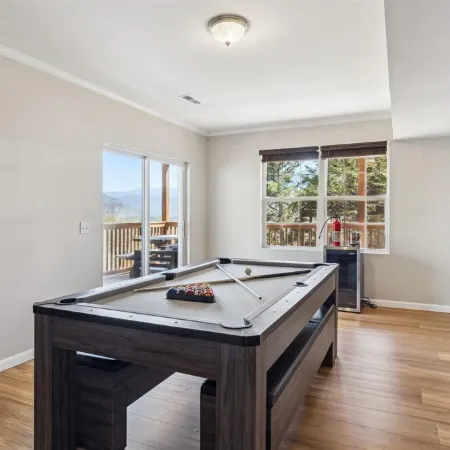 Stunning Mountain View Cabin w/Hot Tub & Game Room in Townsend