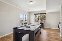 Stunning Mountain Cabin w/Hot Tub & Game Room