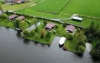 Spend the night on the water in Tiny House / Trekkershut Comfort / Mini Bungalow Hotel a Leimuiden