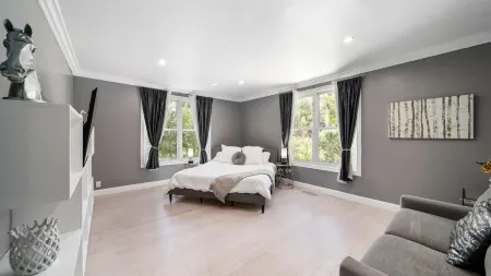 BH (Trousdale) Estate 4BD/5BA, Pool, Spa, Tennis/ basketball Court, Gym & More Отели в г. Беверли-Хиллз