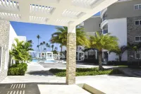 Perfect & Comfy Pool View Apartment with Beach Access, Balcony, Wi-Fi, AC & TV