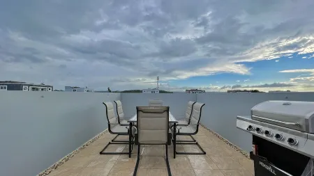 Alana Del Mar Penthouse Near Amazing Beaches and Steps to the Pool