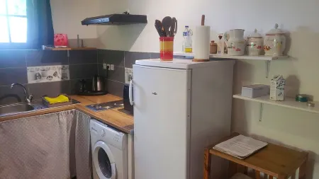 Cottage at the foot of the Luberon + Garden and private swimming pool Отели в г. Робьон