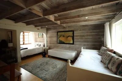 Two Goat farm in Malibu Mountains, Cozy & Charming