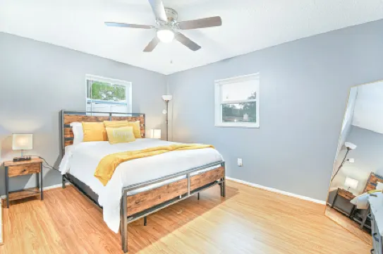 Cozy house with trail access, close to beaches & pet friendly!